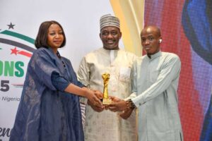 Lukman Omoniyi reviving award on behalf of University of Ilorin for “Best Corporate Share of Voice (Social Media)